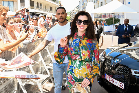 Anne Hathaway w kolorowej sukience w Cannes