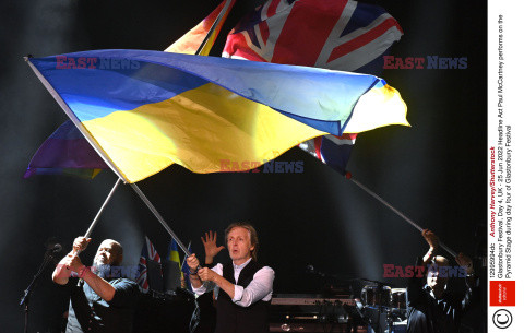 Paul McCartney macha flagą Ukrainy podczas koncertu