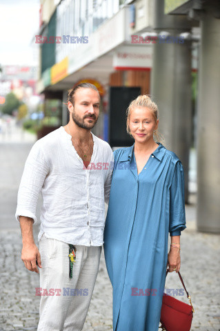 Piotr  Stramowski i Katarzyna Warnke  przed studiem DD TVN