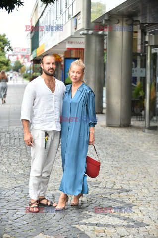 Piotr  Stramowski i Katarzyna Warnke  przed studiem DD TVN