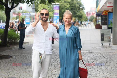 Piotr  Stramowski i Katarzyna Warnke  przed studiem DD TVN