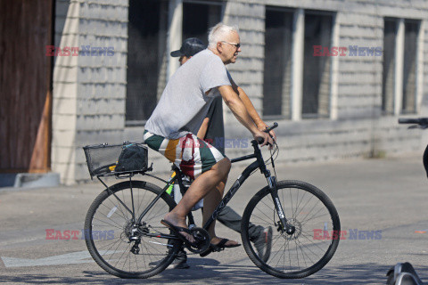 Tim Robbins na rowerze