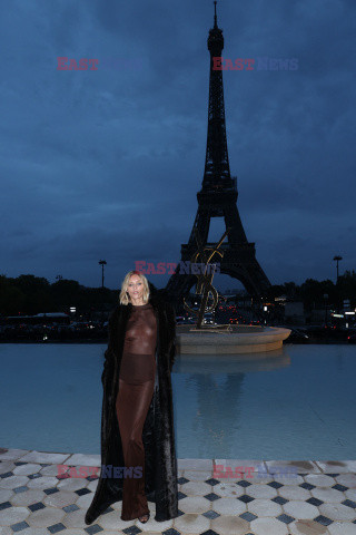 Anja Rubik na tygodniu mody w Paryżu