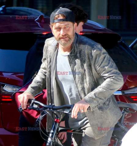 Gerard Butler na rowerze