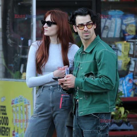 Joe Jonas i Sophie Turner czekają na Ubera