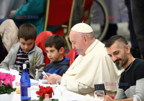 Papież Franciszek na posiłku z potrzebującymi