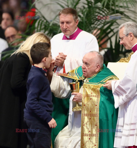 Papież Franciszek na posiłku z potrzebującymi