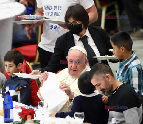 Papież Franciszek na posiłku z potrzebującymi