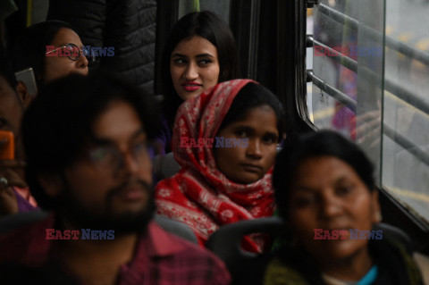 Kobiety w New Delhi wciąż boją siępodróżówać same komunikacją - AFP