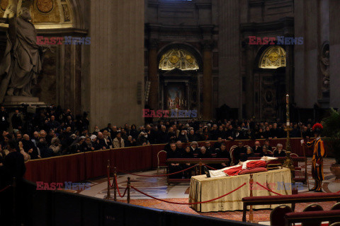 Ciało Benedykta XVI wystawione w bazylice