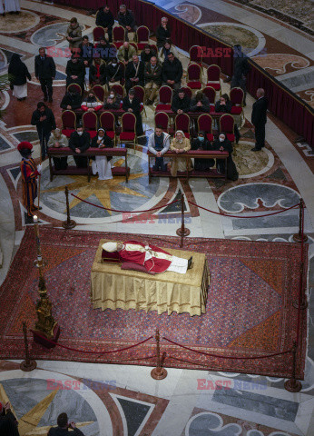 Ciało Benedykta XVI wystawione w bazylice