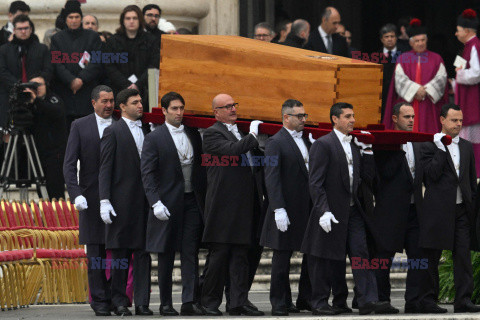 Pogrzeb papieża emeryta Benedykta XVI na placu św. Piotra w Rzymie