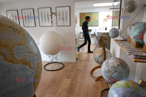 Produkcja globusów - AFP
