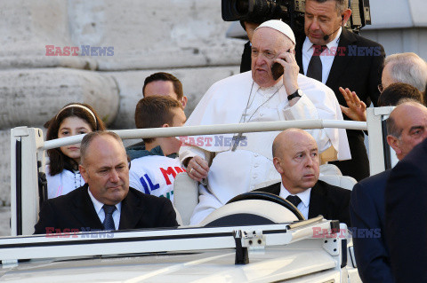 Papież Franciszek rozmawia przez telefon