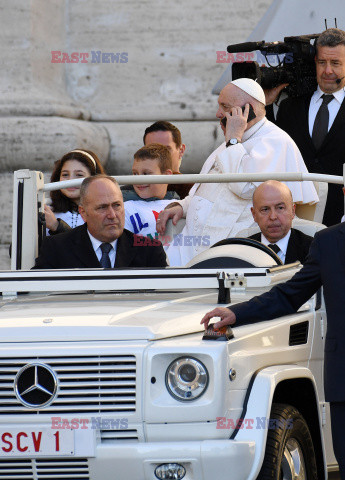 Papież Franciszek rozmawia przez telefon