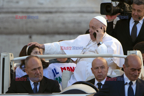 Papież Franciszek rozmawia przez telefon