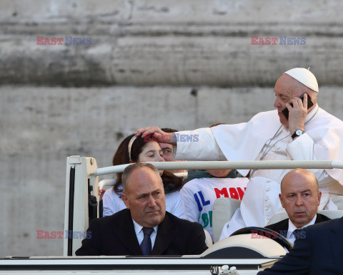 Papież Franciszek rozmawia przez telefon