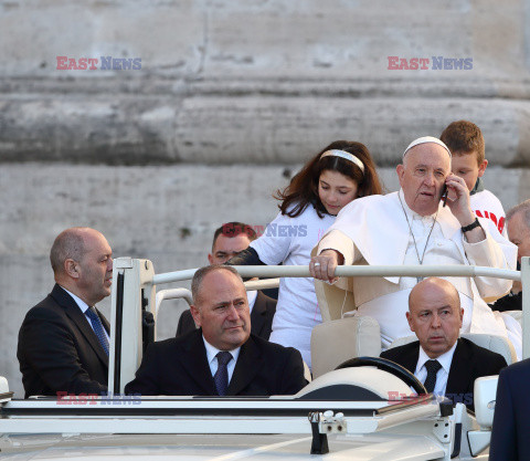 Papież Franciszek rozmawia przez telefon