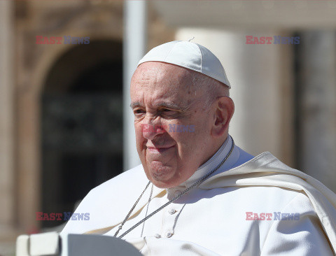 Papież Franciszek rozmawia przez telefon