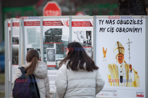 Gesty w obronie papieża Jana Pawła II