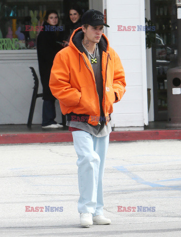Justin Bieber w pomarańczowej bluzie