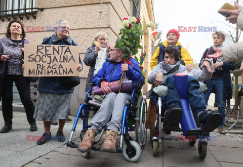 Niepełnosprawni i ich opiekunowie kończą protest w Sejmie