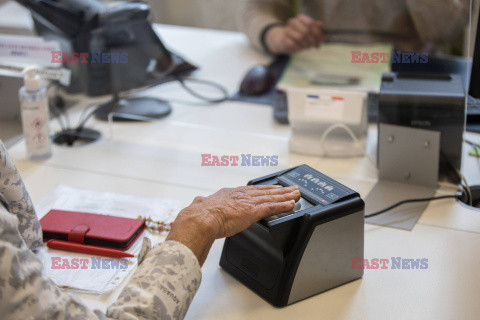 We francuskim urzędzie identyfikuje sięosoby na podstawie odcisku dłoni