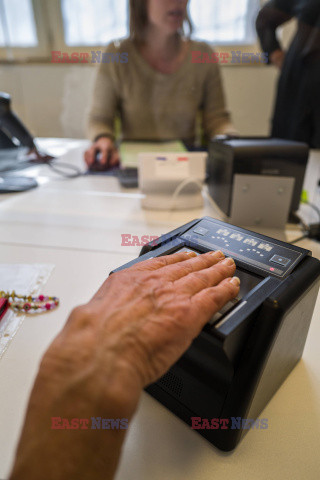 We francuskim urzędzie identyfikuje sięosoby na podstawie odcisku dłoni