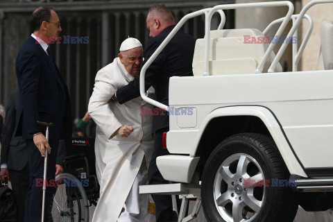 Papież Franciszek potrzebuje pomocy przy wsiadaniu do auta