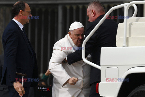 Papież Franciszek potrzebuje pomocy przy wsiadaniu do auta