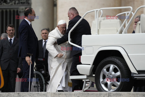 Papież Franciszek potrzebuje pomocy przy wsiadaniu do auta