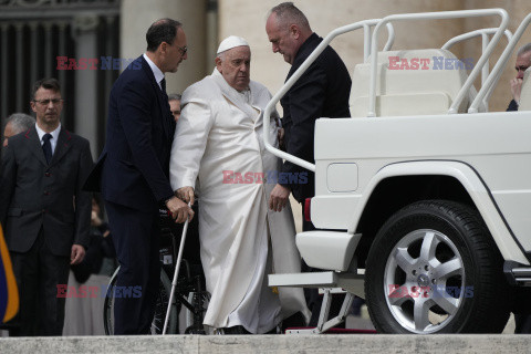 Papież Franciszek potrzebuje pomocy przy wsiadaniu do auta