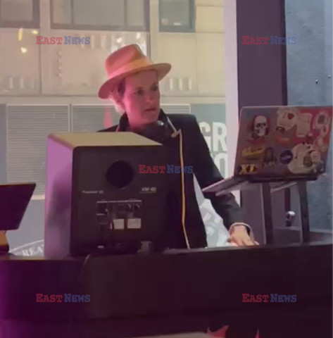 Samantha Ronson jako DJ na otwarciu klubu Pink Taco