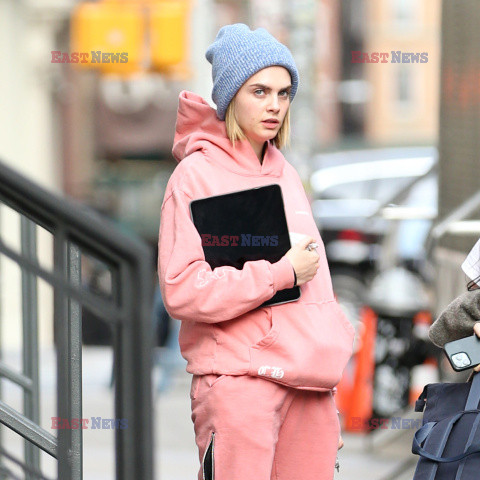 Cara Delevingne w różowym dresie