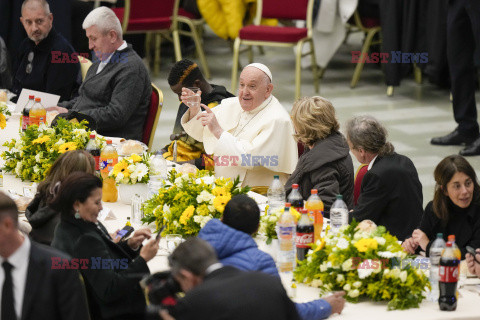 Papież Franciszek na lunchu z ubogimi