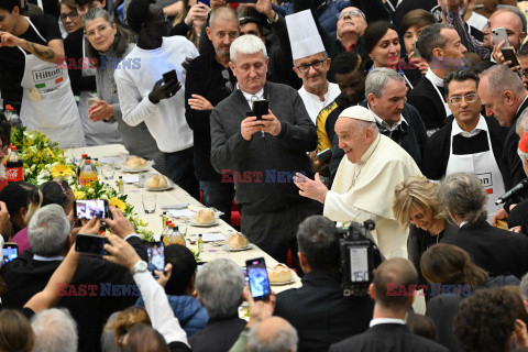 Papież Franciszek na lunchu z ubogimi