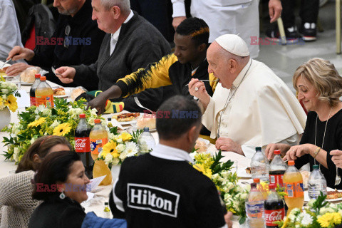 Papież Franciszek na lunchu z ubogimi