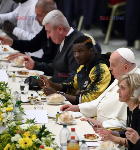 Papież Franciszek na lunchu z ubogimi