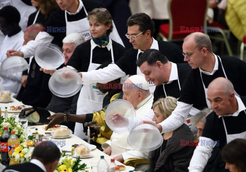 Papież Franciszek na lunchu z ubogimi