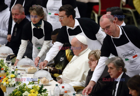 Papież Franciszek na lunchu z ubogimi