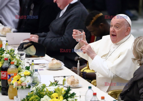 Papież Franciszek na lunchu z ubogimi