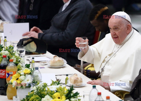 Papież Franciszek na lunchu z ubogimi