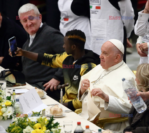 Papież Franciszek na lunchu z ubogimi