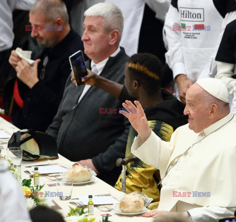 Papież Franciszek na lunchu z ubogimi