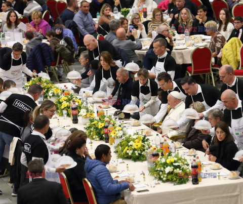 Papież Franciszek na lunchu z ubogimi