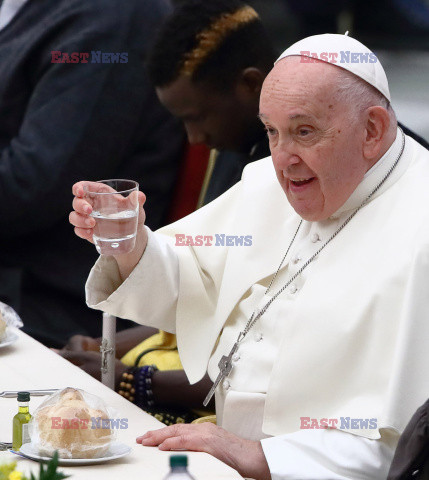 Papież Franciszek na lunchu z ubogimi