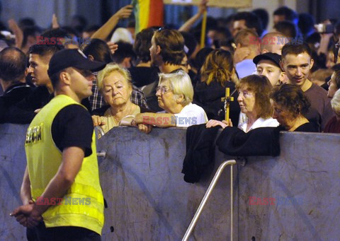 Nocna manifestacja przed krzyżem pod Pałacem Prezydenckim