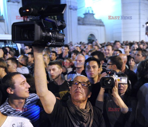 Nocna manifestacja przed krzyżem pod Pałacem Prezydenckim