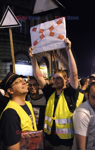 Nocna manifestacja przed krzyżem pod Pałacem Prezydenckim