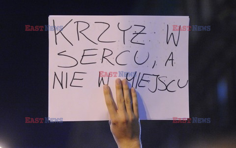 Nocna manifestacja przed krzyżem pod Pałacem Prezydenckim